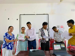 सहकारी शिक्षा कार्यक्रममा सहभागीले सहभागिताको प्रमाणपत्र ग्रहण 10