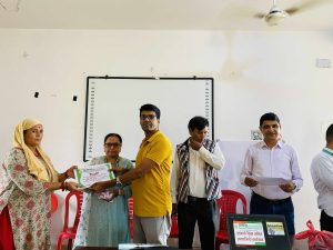 सहकारी शिक्षा कार्यक्रममा सहभागीले सहभागिताको प्रमाणपत्र ग्रहण 13