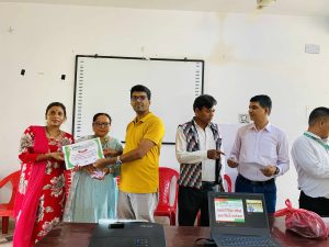 सहकारी शिक्षा कार्यक्रममा सहभागीले सहभागिताको प्रमाणपत्र ग्रहण 14