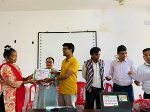 सहकारी शिक्षा कार्यक्रममा सहभागीले सहभागिताको प्रमाणपत्र ग्रहण 16