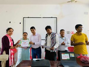 सहकारी शिक्षा कार्यक्रममा सहभागीले सहभागिताको प्रमाणपत्र ग्रहण 21