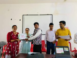 सहकारी शिक्षा कार्यक्रममा सहभागीले सहभागिताको प्रमाणपत्र ग्रहण 24
