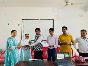 सहकारी शिक्षा कार्यक्रममा सहभागीले सहभागिताको प्रमाणपत्र ग्रहण 25