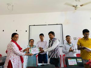 सहकारी शिक्षा कार्यक्रममा सहभागीले सहभागिताको प्रमाणपत्र ग्रहण 3