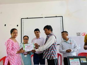 सहकारी शिक्षा कार्यक्रममा सहभागीले सहभागिताको प्रमाणपत्र ग्रहण 4