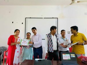 सहकारी शिक्षा कार्यक्रममा सहभागीले सहभागिताको प्रमाणपत्र ग्रहण 7