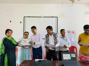 सहकारी शिक्षा कार्यक्रममा सहभागीले सहभागिताको प्रमाणपत्र ग्रहण 9