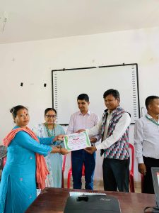 सहकारी शिक्षा कार्यक्रममा सहभागीले सहभागिताको प्रमाणपत्र ग्रहण गर्दै 1