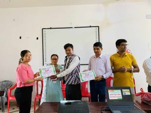सहकारी शिक्षा कार्यक्रममा सहभागीले सहभागिताको प्रमाणपत्र ग्रहण गर्दै 25