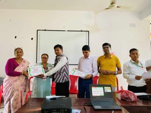 सहकारी शिक्षा कार्यक्रममा सहभागीले सहभागिताको प्रमाणपत्र ग्रहण गर्दै 27