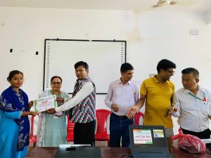सहकारी शिक्षा कार्यक्रममा सहभागीले सहभागिताको प्रमाणपत्र ग्रहण गर्दै 28