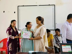सहकारी शिक्षा कार्यक्रममा सहभागीले सहभागिताको प्रमाणपत्र ग्रहण गर्दै 29
