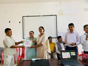 सहकारी शिक्षा कार्यक्रममा सहभागीले सहभागिताको प्रमाणपत्र ग्रहण गर्दै 30