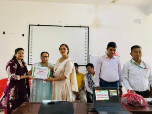 सहकारी शिक्षा कार्यक्रममा सहभागीले सहभागिताको प्रमाणपत्र ग्रहण गर्दै 31