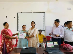 सहकारी शिक्षा कार्यक्रममा सहभागीले सहभागिताको प्रमाणपत्र ग्रहण गर्दै 32
