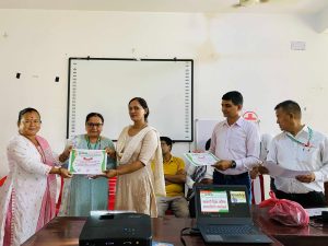 सहकारी शिक्षा कार्यक्रममा सहभागीले सहभागिताको प्रमाणपत्र ग्रहण गर्दै 33