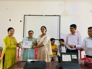सहकारी शिक्षा कार्यक्रममा सहभागीले सहभागिताको प्रमाणपत्र ग्रहण गर्दै 34