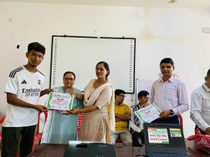 सहकारी शिक्षा कार्यक्रममा सहभागीले सहभागिताको प्रमाणपत्र ग्रहण गर्दै 35