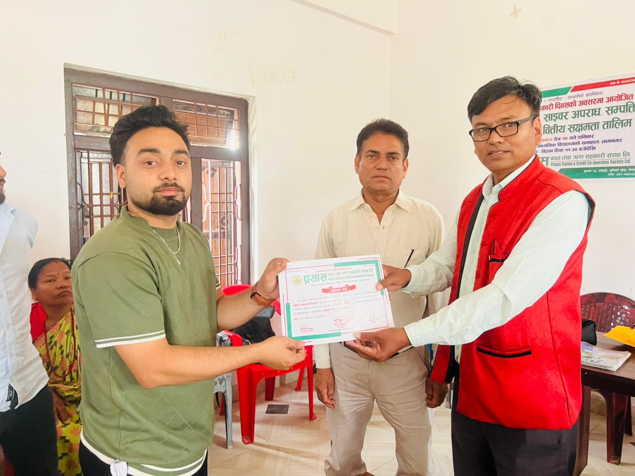 तालिम पश्चात प्रमाणपत्र ग्रहण गदै तालिममा सहभागि शेयर सदस्य 16