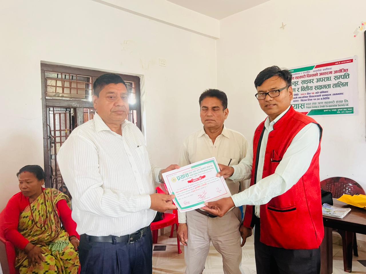 तालिम पश्चात प्रमाणपत्र ग्रहण गदै तालिममा सहभागि शेयर सदस्य 17