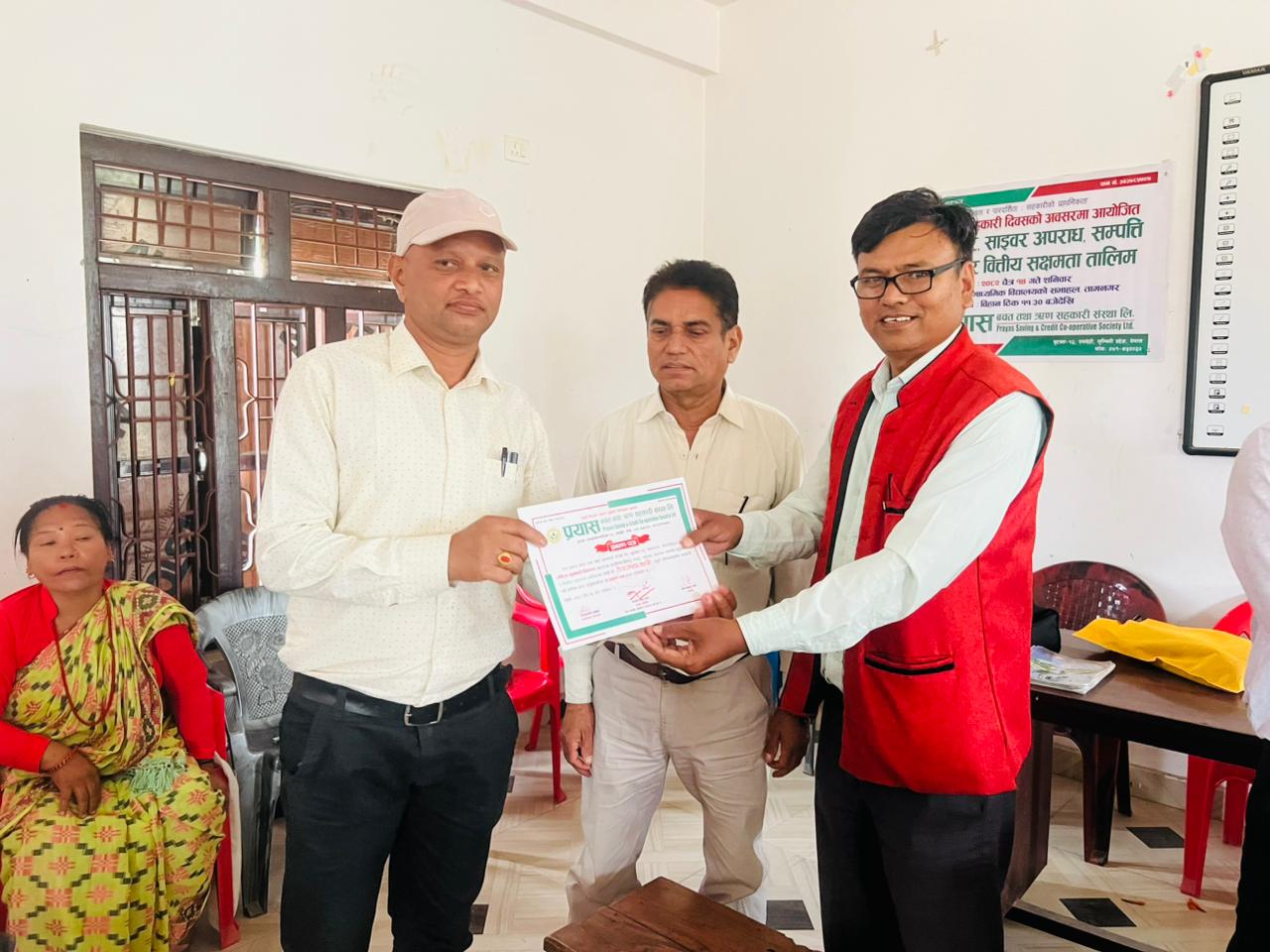 तालिम पश्चात प्रमाणपत्र ग्रहण गदै तालिममा सहभागि शेयर सदस्य 18