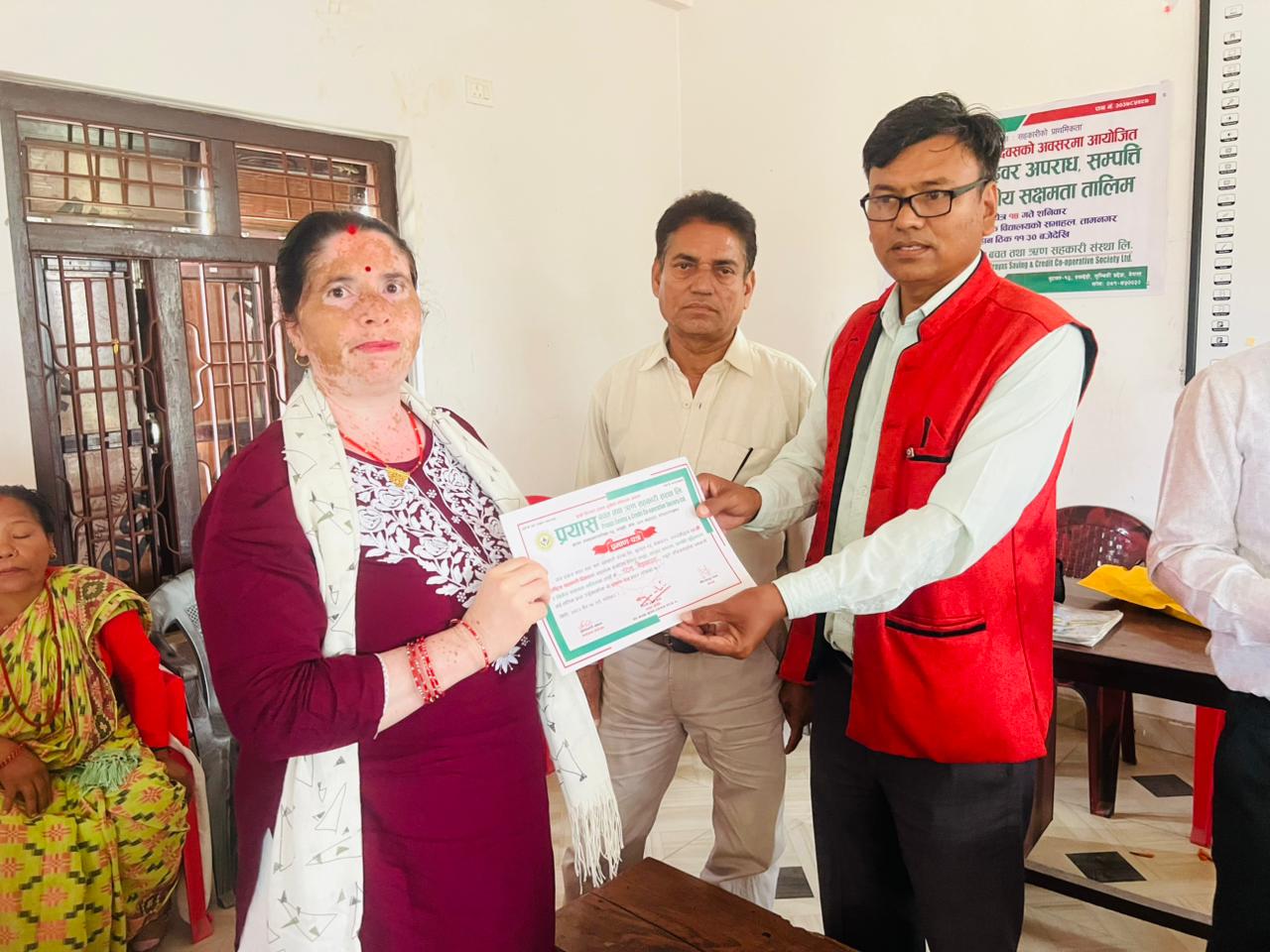 तालिम पश्चात प्रमाणपत्र ग्रहण गदै तालिममा सहभागि शेयर सदस्य 20