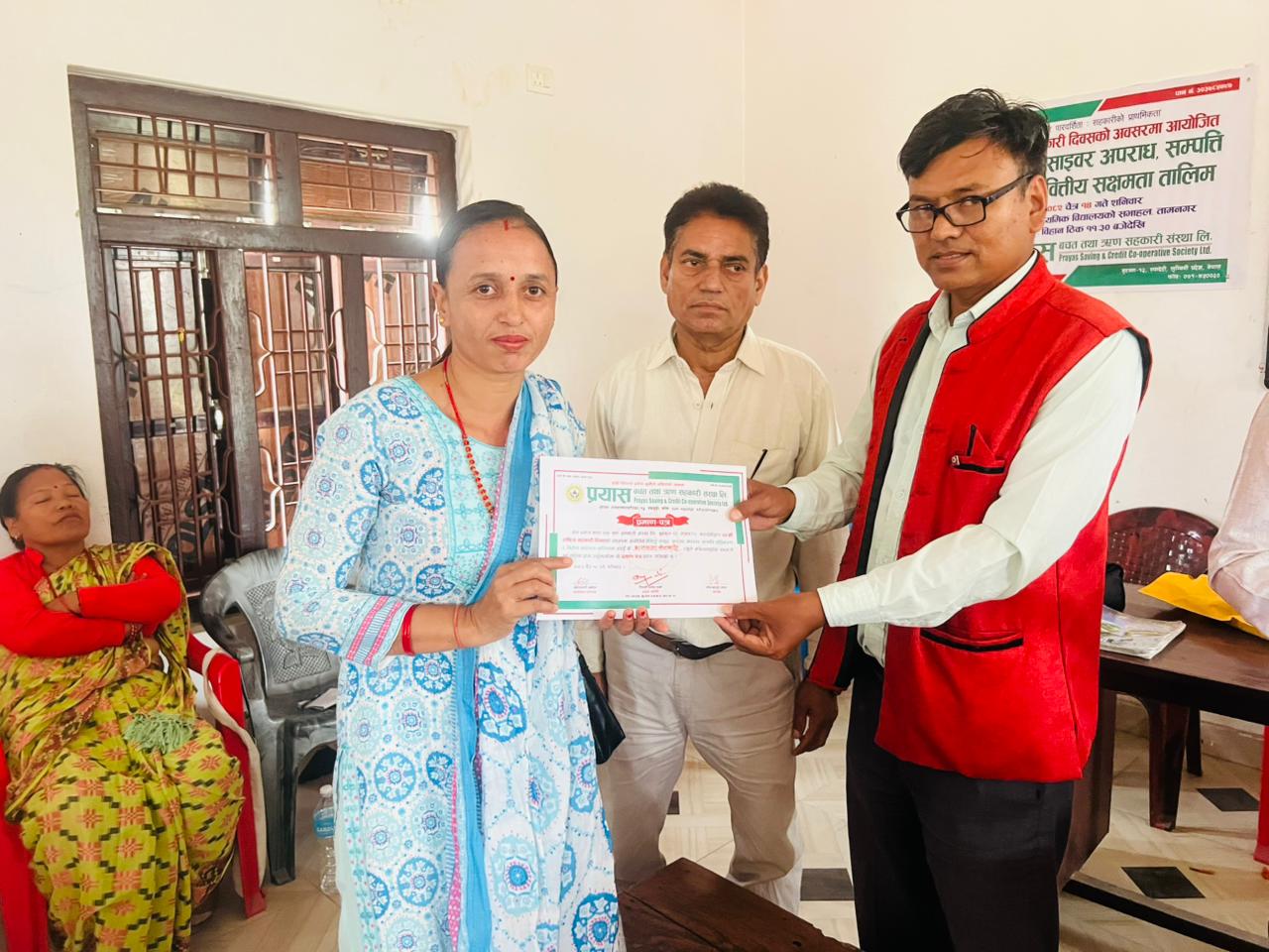 तालिम पश्चात प्रमाणपत्र ग्रहण गदै तालिममा सहभागि शेयर सदस्य 26