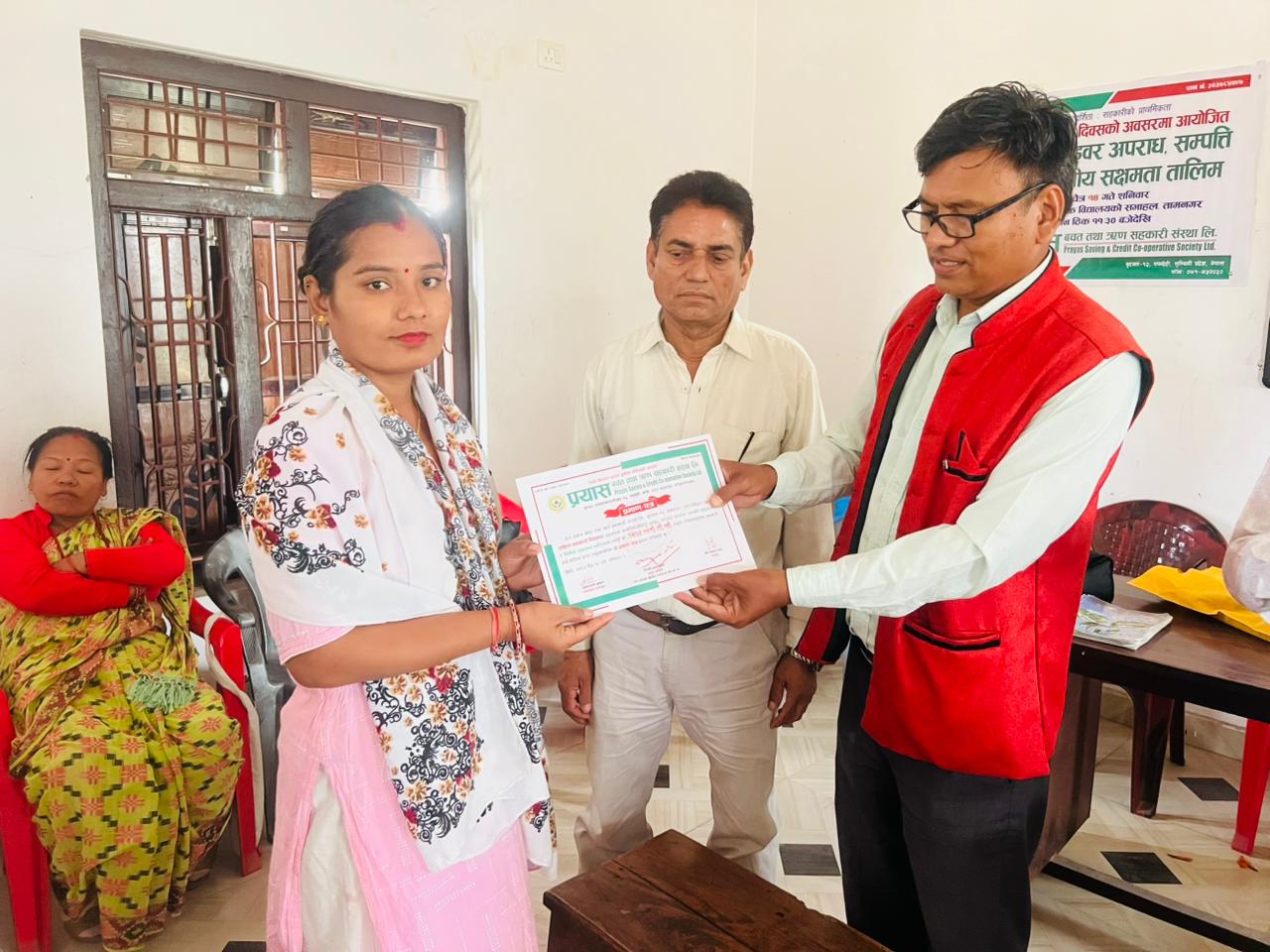 तालिम पश्चात प्रमाणपत्र ग्रहण गदै तालिममा सहभागि शेयर सदस्य 27