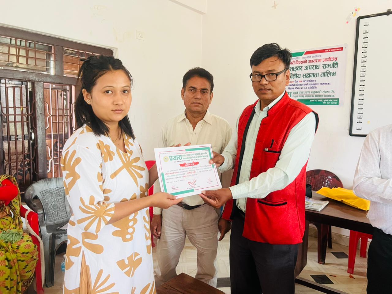 तालिम पश्चात प्रमाणपत्र ग्रहण गदै तालिममा सहभागि शेयर सदस्य 28