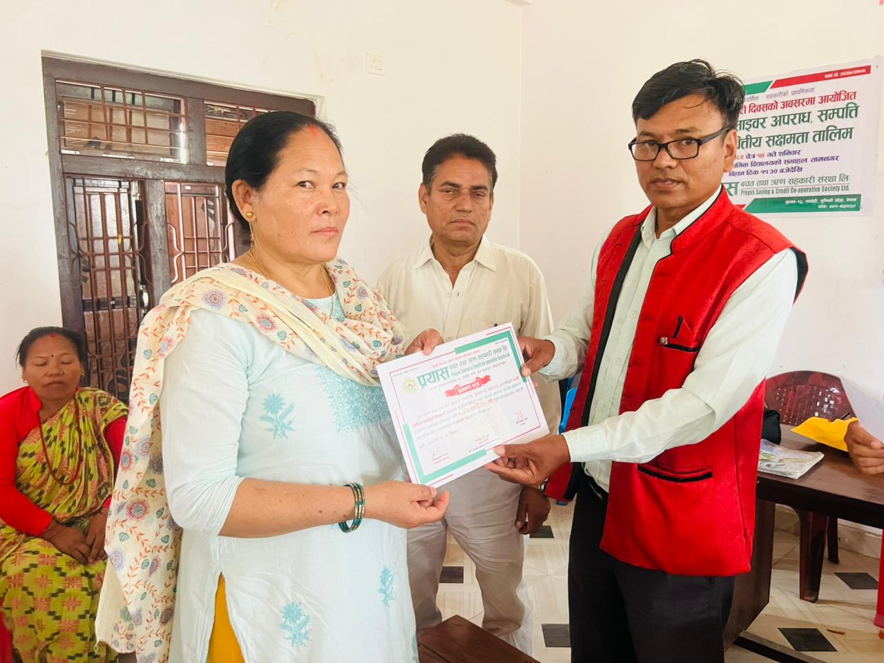 तालिम पश्चात प्रमाणपत्र ग्रहण गदै तालिममा सहभागि शेयर सदस्य 29