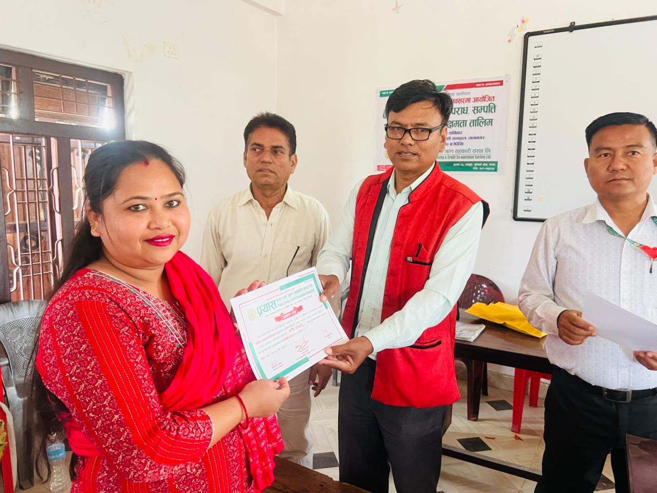 तालिम पश्चात प्रमाणपत्र ग्रहण गदै तालिममा सहभागि शेयर सदस्य 30