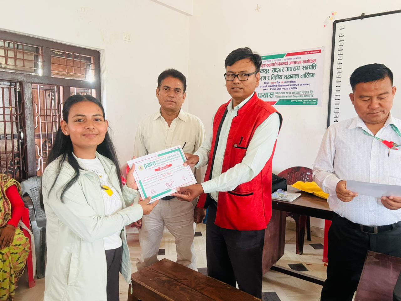 तालिम पश्चात प्रमाणपत्र ग्रहण गदै तालिममा सहभागि शेयर सदस्य 31