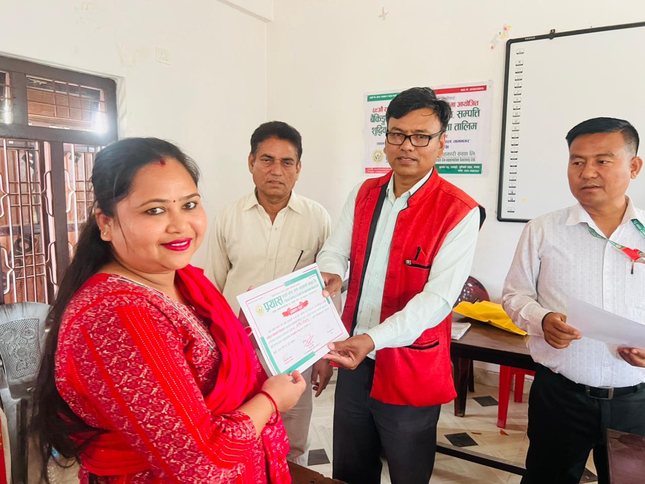तालिम पश्चात प्रमाणपत्र ग्रहण गदै तालिममा सहभागि शेयर सदस्य 32