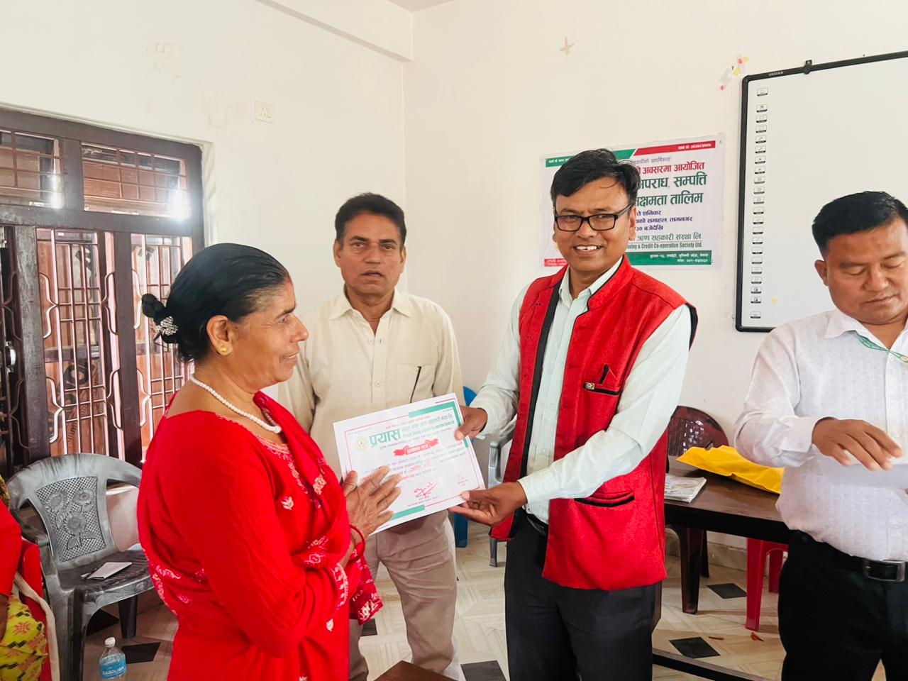 तालिम पश्चात प्रमाणपत्र ग्रहण गदै तालिममा सहभागि शेयर सदस्य 33