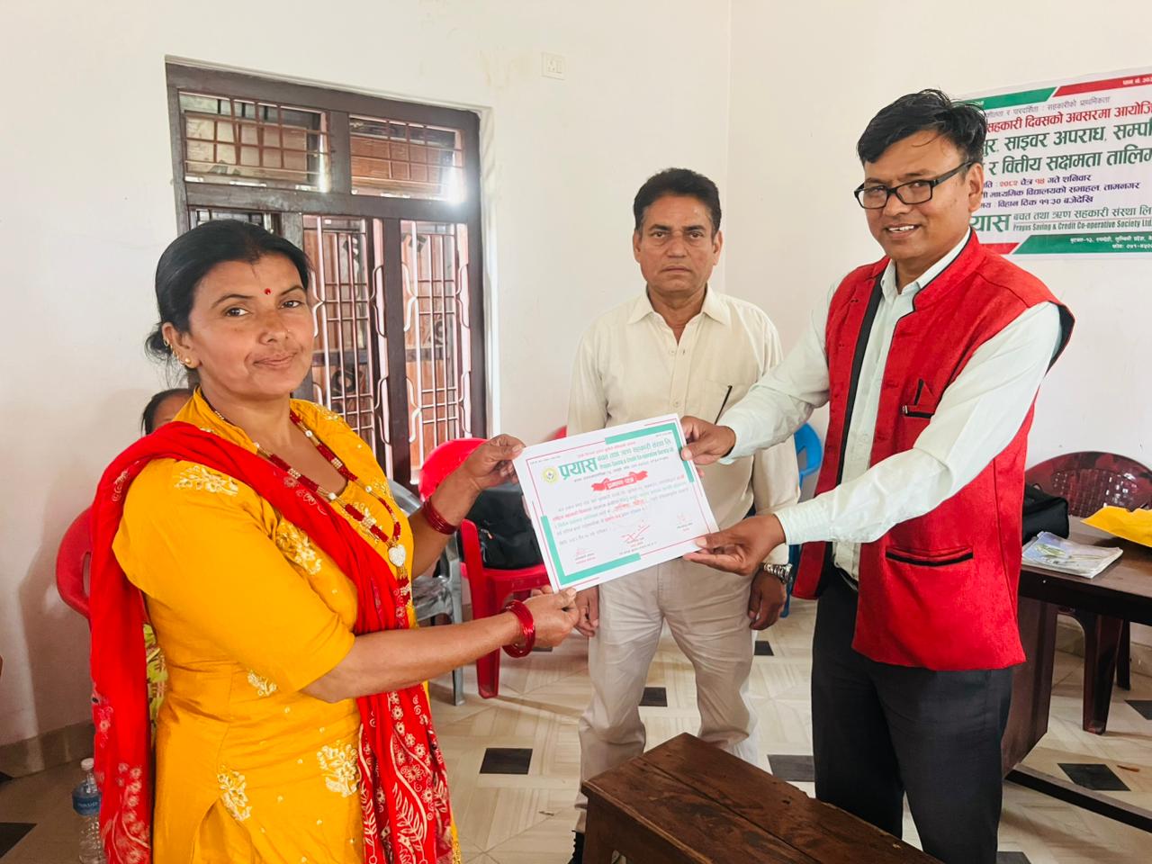तालिम पश्चात प्रमाणपत्र ग्रहण गदै तालिममा सहभागि शेयर सदस्य 36