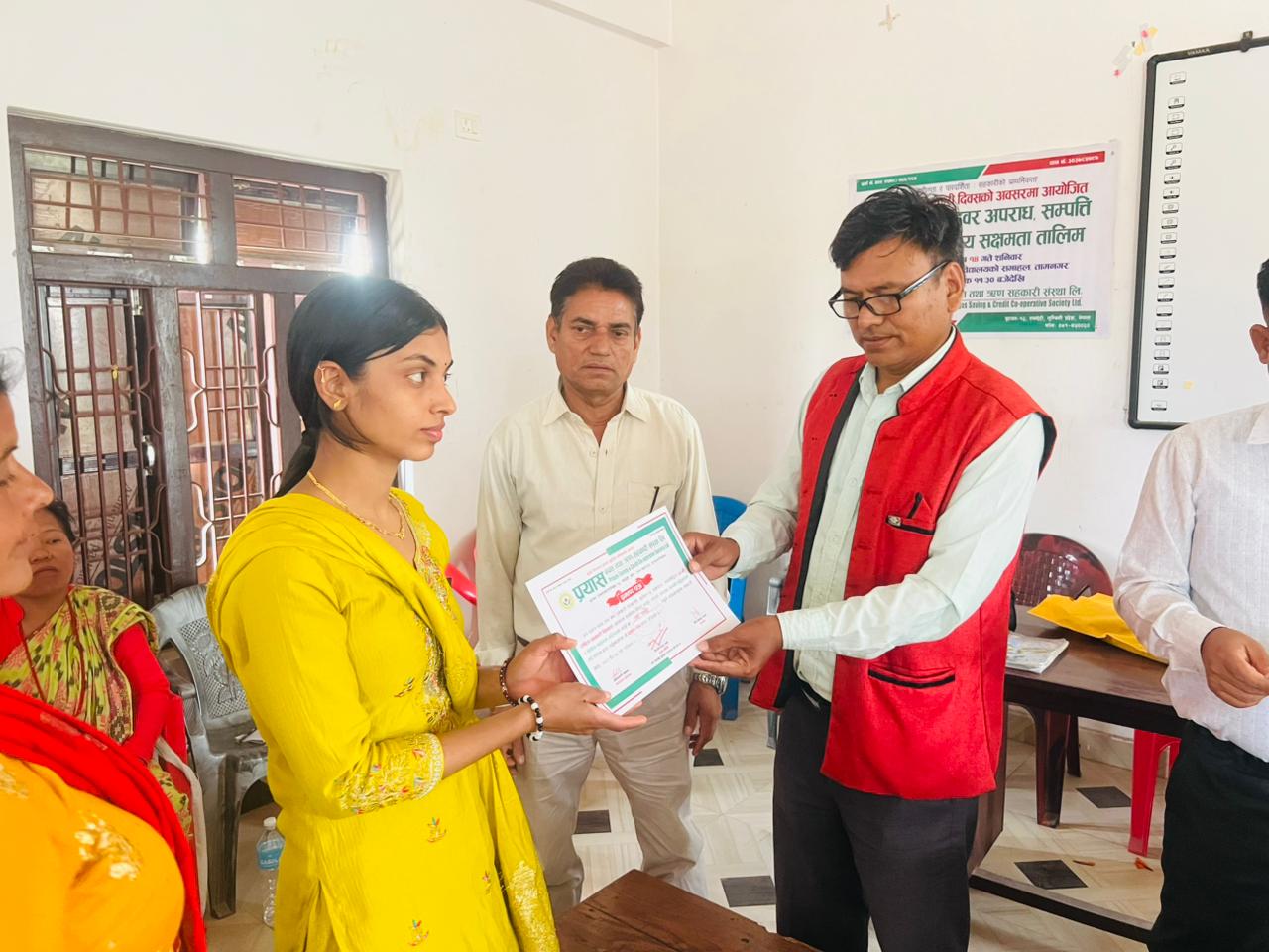 तालिम पश्चात प्रमाणपत्र ग्रहण गदै तालिममा सहभागि शेयर सदस्य 37