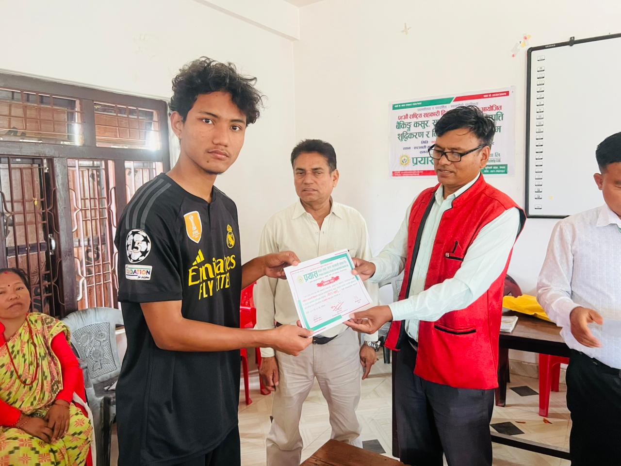 तालिम पश्चात प्रमाणपत्र ग्रहण गदै तालिममा सहभागि शेयर सदस्य 39