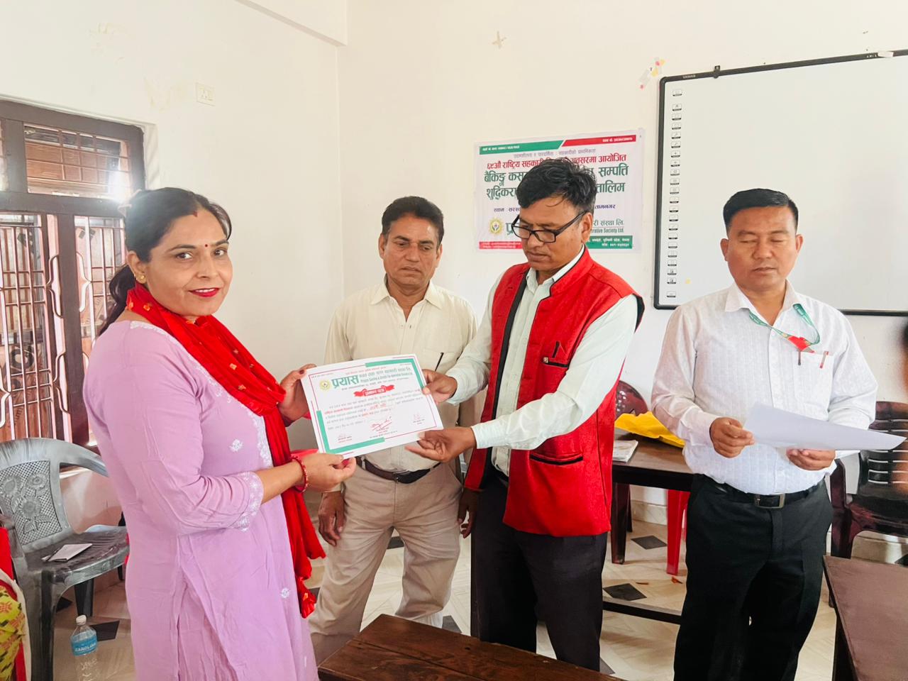 तालिम पश्चात प्रमाणपत्र ग्रहण गदै तालिममा सहभागि शेयर सदस्य 42