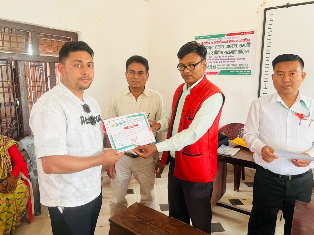 तालिम पश्चात प्रमाणपत्र ग्रहण गदै तालिममा सहभागि शेयर सदस्य 47