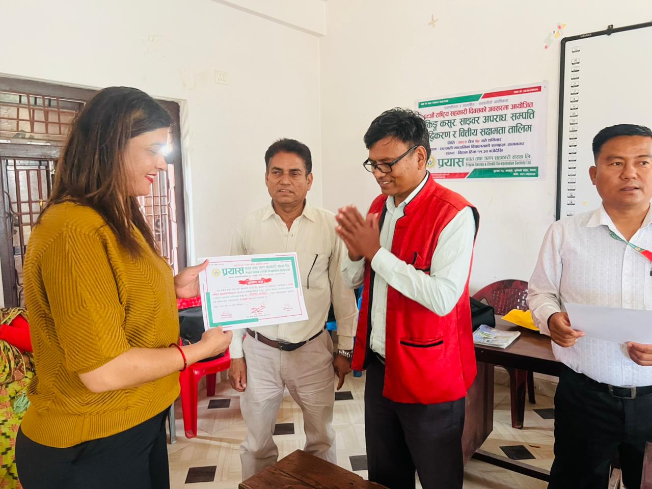 तालिम पश्चात प्रमाणपत्र ग्रहण गदै तालिममा सहभागि शेयर सदस्य 48