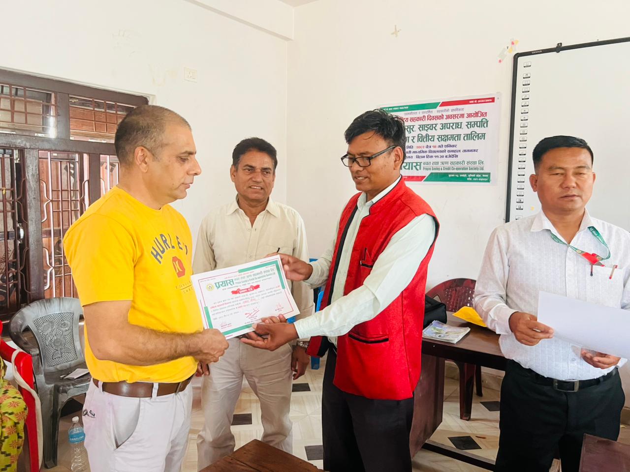 तालिम पश्चात प्रमाणपत्र ग्रहण गदै तालिममा सहभागि शेयर सदस्य 49