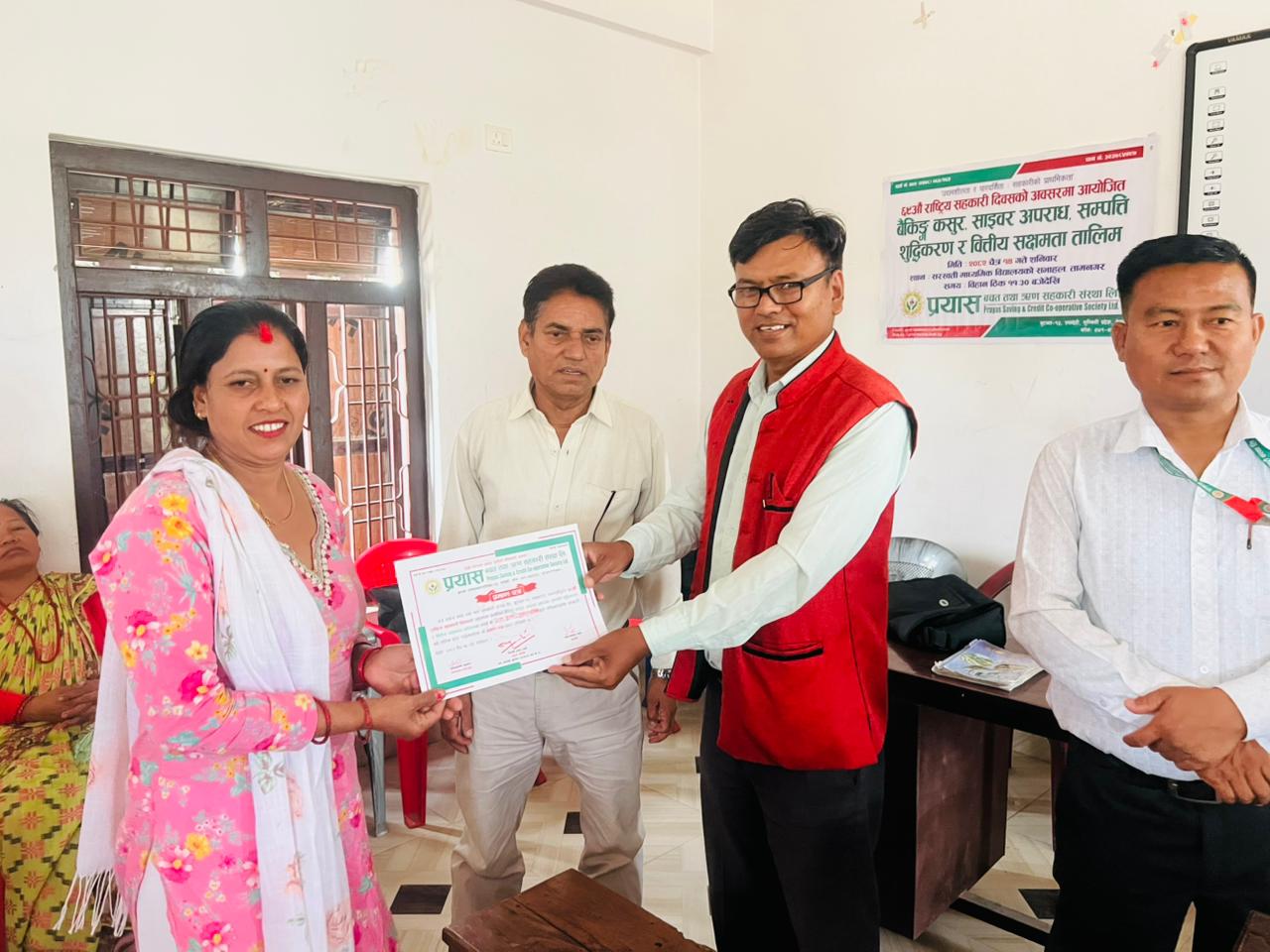 तालिम पश्चात प्रमाणपत्र ग्रहण गदै तालिममा सहभागि शेयर सदस्य 53