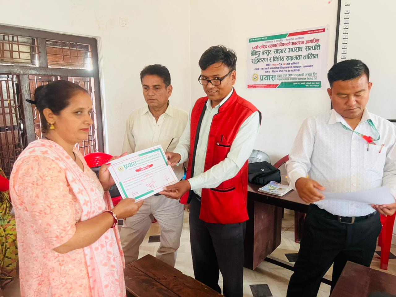 तालिम पश्चात प्रमाणपत्र ग्रहण गदै तालिममा सहभागि शेयर सदस्य 54