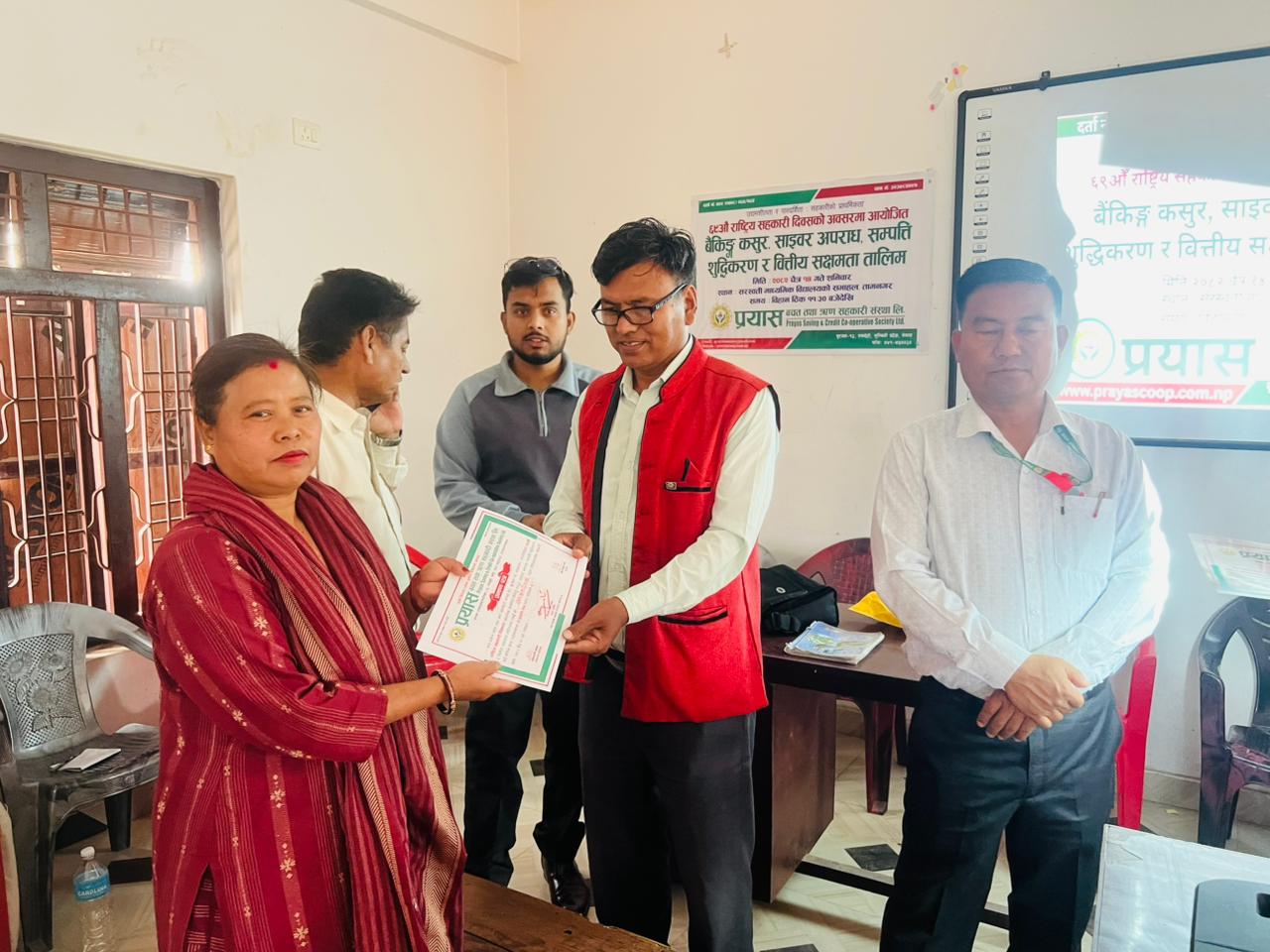तालिम पश्चात प्रमाणपत्र ग्रहण गदै तालिममा सहभागि शेयर सदस्य 57