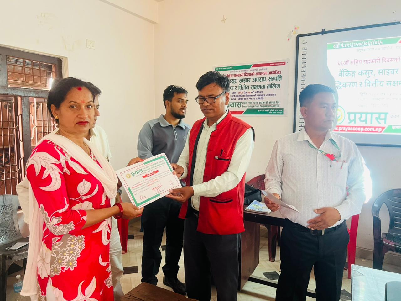 तालिम पश्चात प्रमाणपत्र ग्रहण गदै तालिममा सहभागि शेयर सदस्य 58