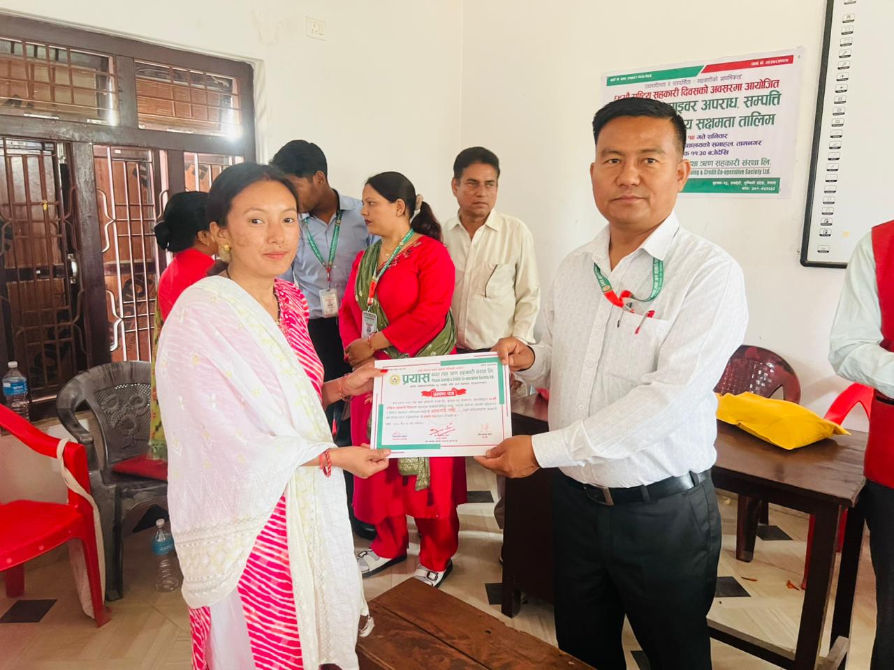 तालिम पश्चात प्रमाणपत्र ग्रहण गदै तालिममासहभागि शेयर सदस्य 7