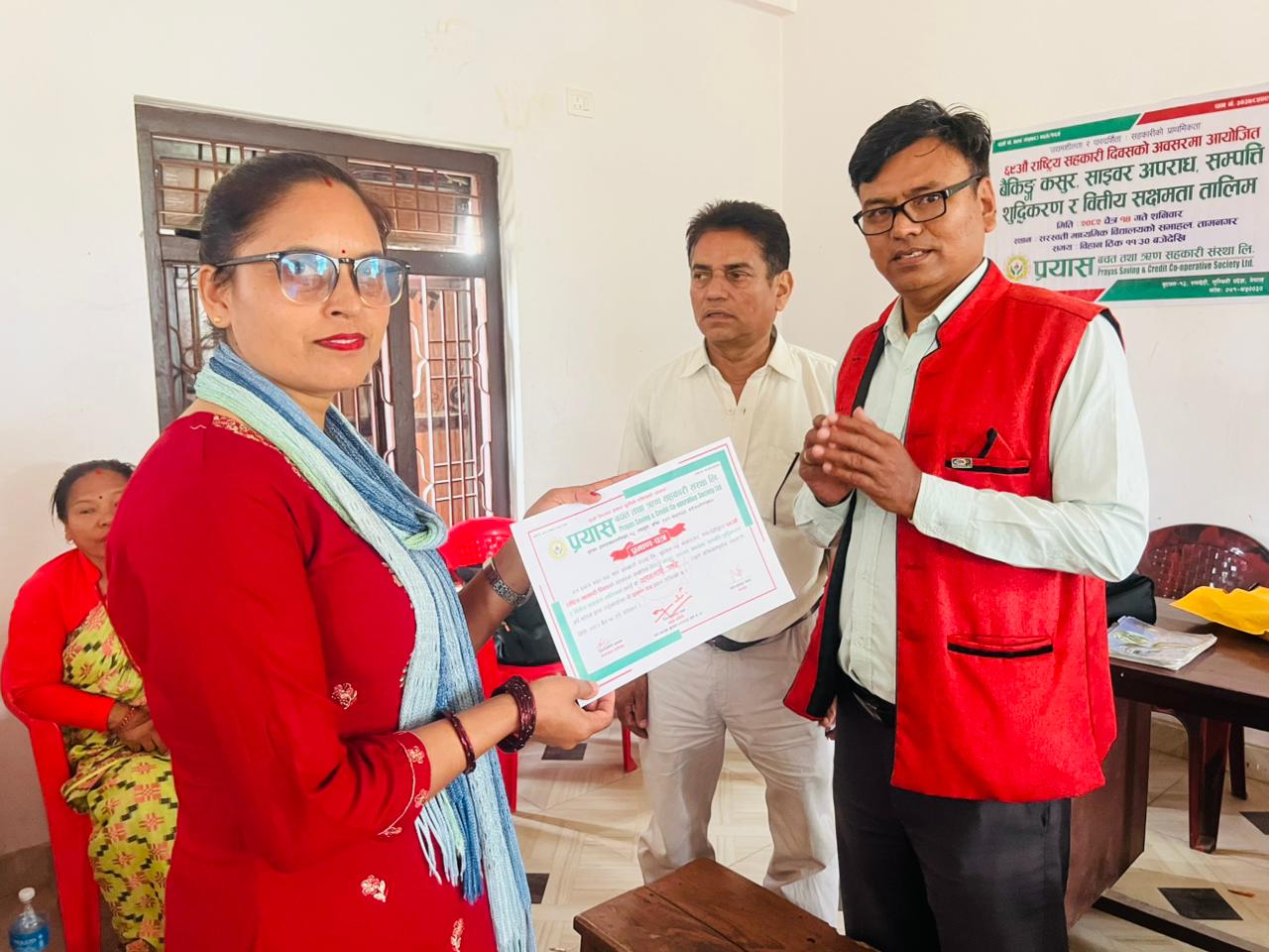 तालिम पश्चात प्रमाणपत्र ग्रहण गदै तालिममासहभागि शेयर सदस्य 8